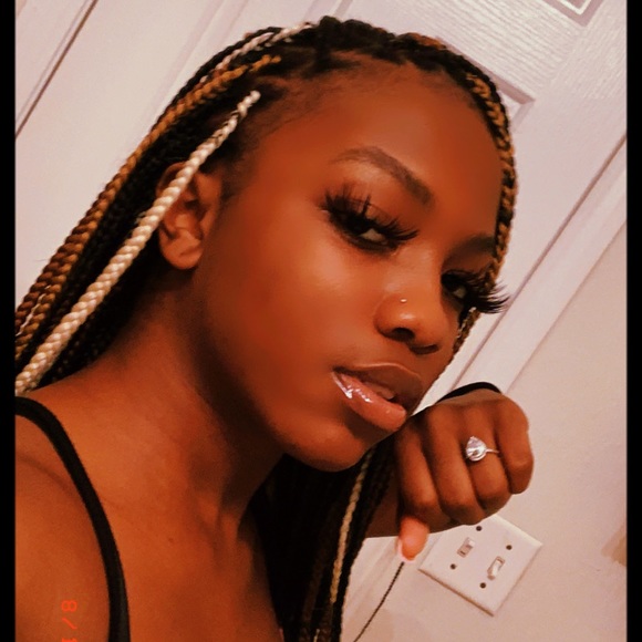 Meet your Posher, Symone - Picture 1 of 1